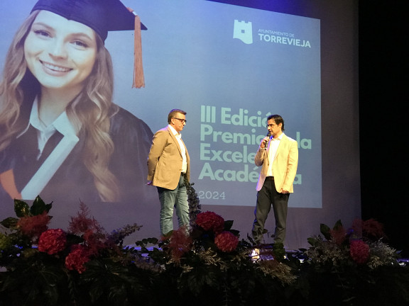 EL AYUNTAMIENTO RECONOCE A 103 JÓVENES DE TORREVIEJA SU ESFUERZO Y SUPERACIÓN CON LOS PREMIOS DE EXCELENCIA ACADÉMICA 3