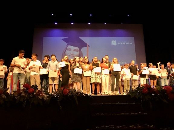 EL AYUNTAMIENTO RECONOCE A 103 JÓVENES DE TORREVIEJA SU ESFUERZO Y SUPERACIÓN CON LOS PREMIOS DE EXCELENCIA ACADÉMICA 4