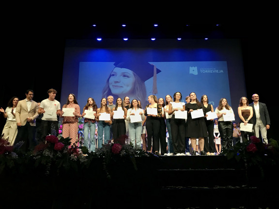 EL AYUNTAMIENTO RECONOCE A 103 JÓVENES DE TORREVIEJA SU ESFUERZO Y SUPERACIÓN CON LOS PREMIOS DE EXCELENCIA ACADÉMICA 5