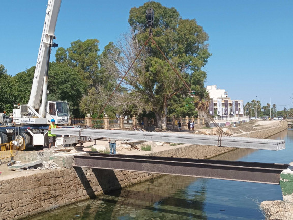 EL AYUNTAMIENTO REPARA LA PASARELA PEATONAL QUE CRUZA EL CANAL DEL ACEQUIÓN, CON UNA INVERSIÓN MUNICIPAL DE 31.001 EUROS 6