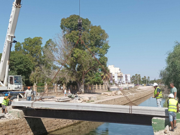 EL AYUNTAMIENTO REPARA LA PASARELA PEATONAL QUE CRUZA EL CANAL DEL ACEQUIÓN, CON UNA INVERSIÓN MUNICIPAL DE 31.001 EUROS 5