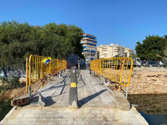 EL AYUNTAMIENTO REPARA LA PASARELA PEATONAL QUE CRUZA EL CANAL DEL ACEQUIÓN, CON UNA INVERSIÓN MUNICIPAL DE 31.001 EUROS 3