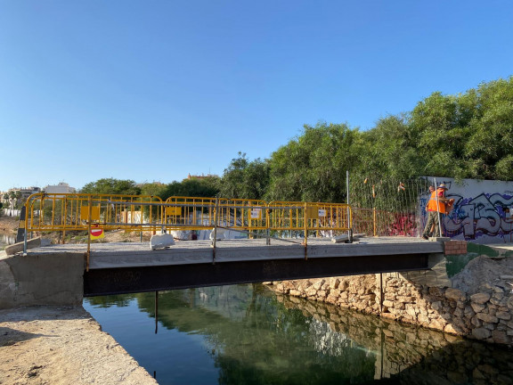 EL AYUNTAMIENTO REPARA LA PASARELA PEATONAL QUE CRUZA EL CANAL DEL ACEQUIÓN, CON UNA INVERSIÓN MUNICIPAL DE 31.001 EUROS 2