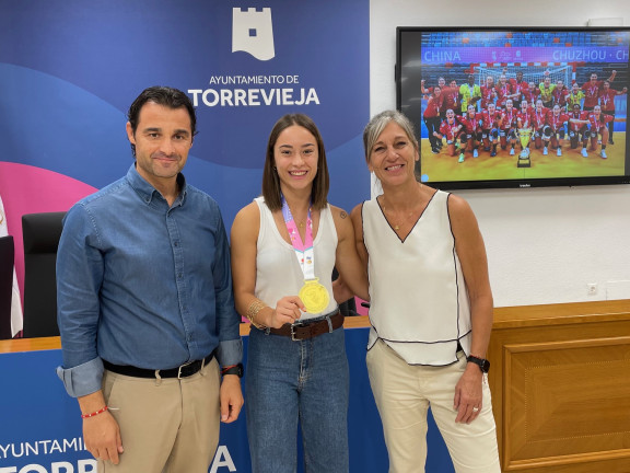 RECEPCIÓN OFICIAL A LA TORREVEJENSE UDANE BERNABÉ, TRAS PROCLAMARSE CAMPEONA DEL MUNDO CON LA SELECCIÓN ESPAÑOLA JUVENIL DE BALONMANO 2